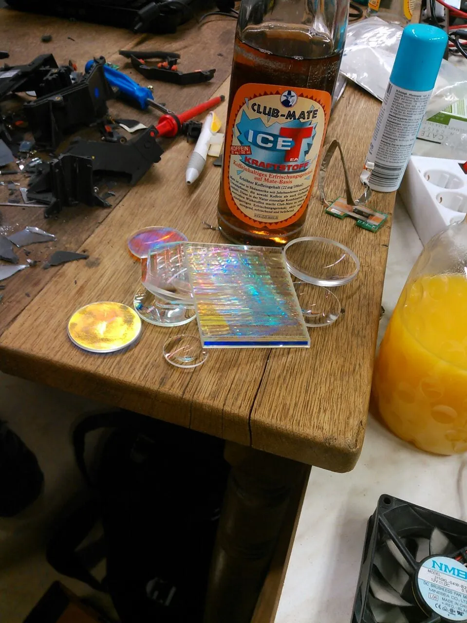 Diverse Optik aus 3-LCD-Beamer. Bunt. Sehr. Schätze gefunden.