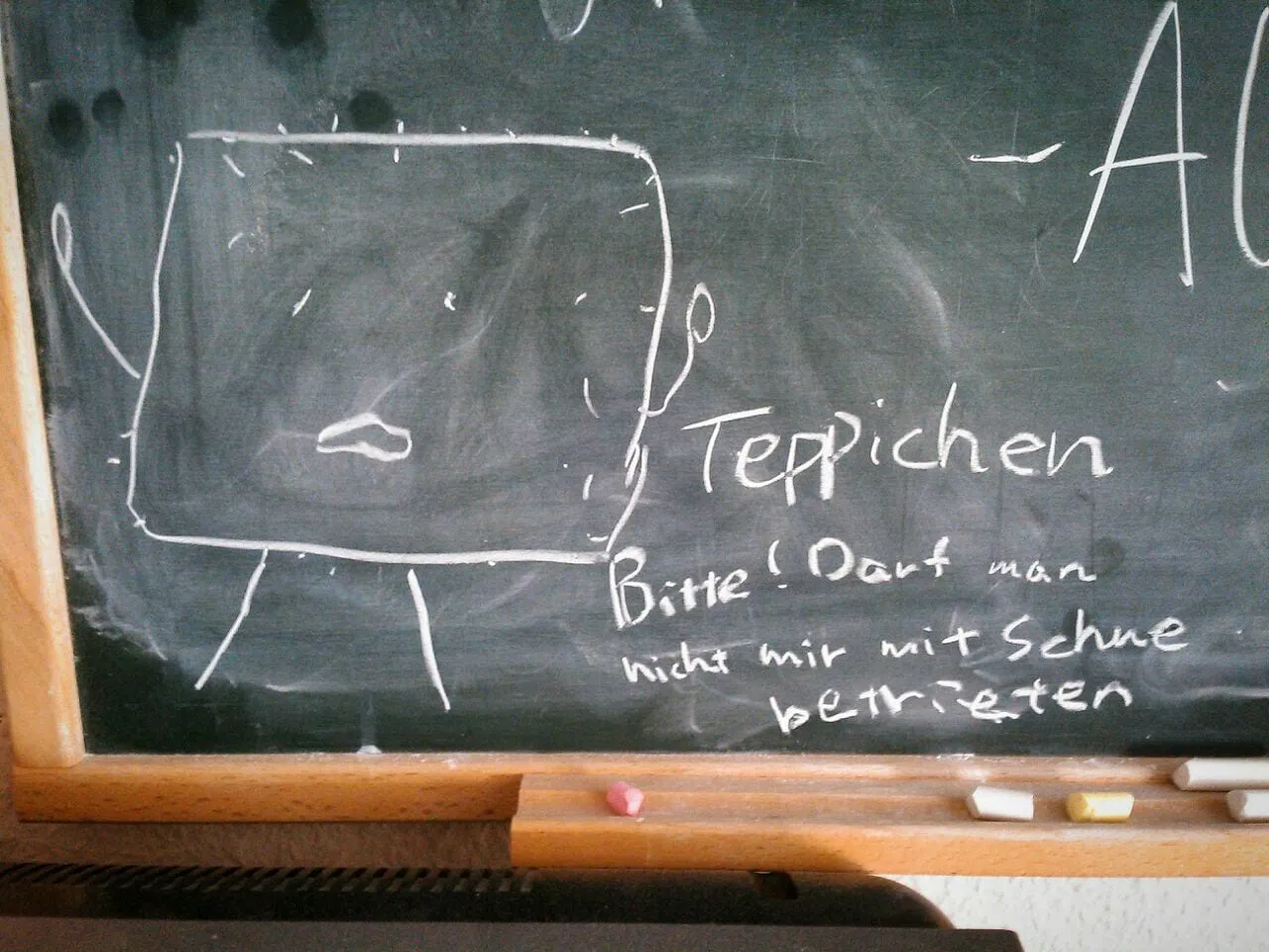 Tafelbild: Rennende Rolle Toilettenpapier weicht Teppich in misslicher Lage.