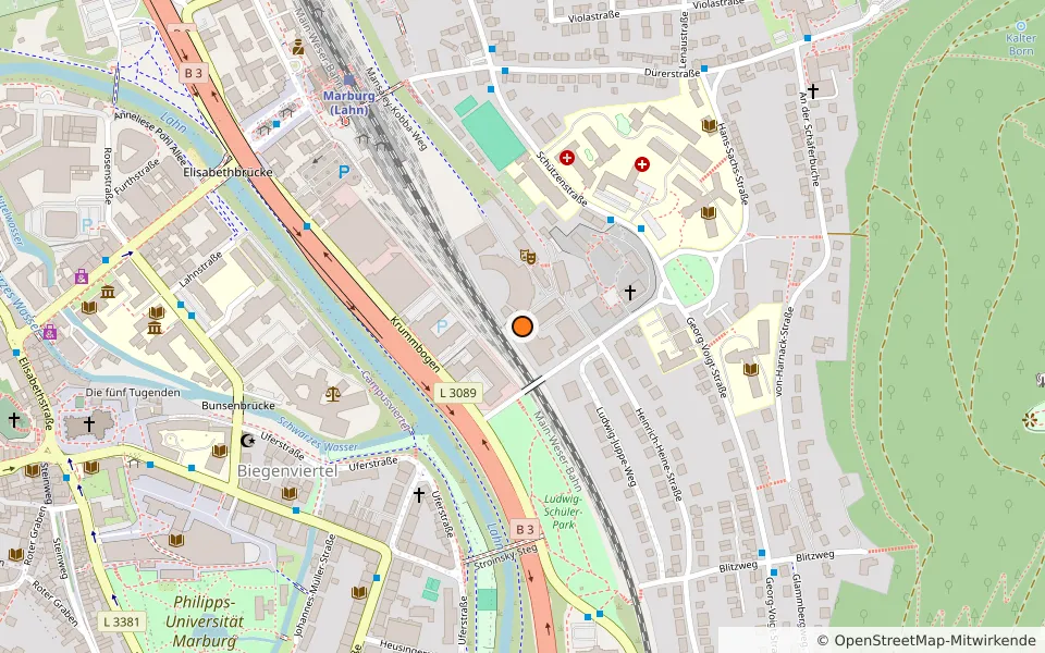 Ausschnitt einer Straßenkarte: der Hackspace liegt östlich der Bahngleise, wenige Hundert Meter südöstlich vom Bahnhof Marburg (Lahn).